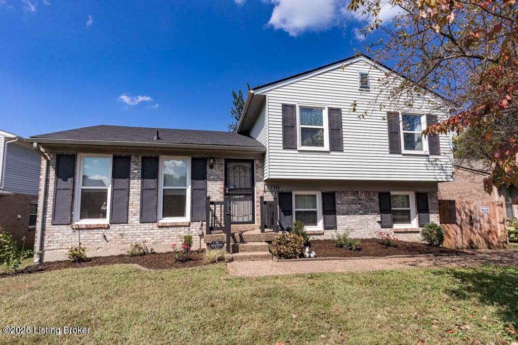 Photo of 3710 Bristol Oaks Dr, Louisville, KY 40299 (MLS # 1700060)