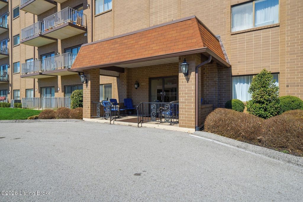 Photo of 3030 Breckenridge Ln #118, Louisville, KY 40220 (MLS # 1711055)