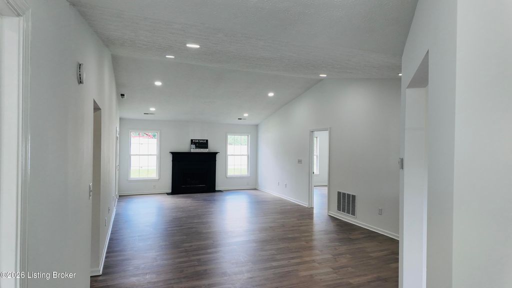 Photo of 5925 Grandel Meadow Ct, Louisville, KY 40258 (MLS # 1715794)