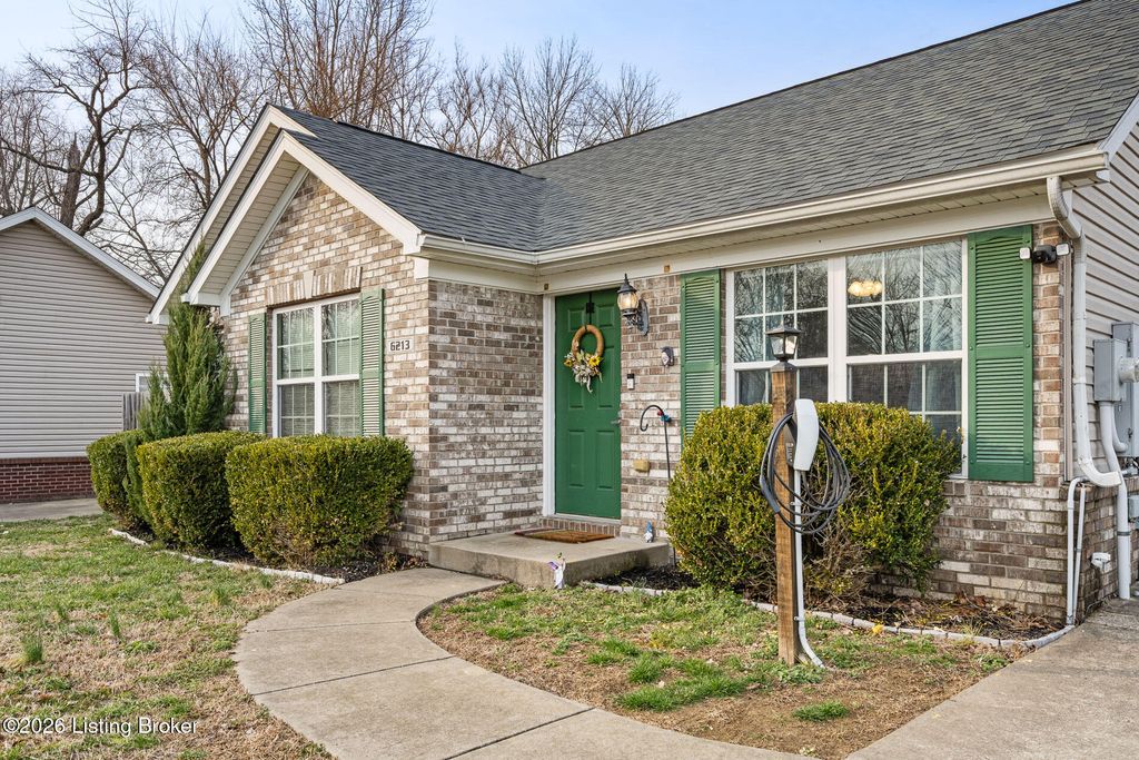 Photo of 6213 Forsythia Ln, Louisville, KY 40229 (MLS # 1711219)