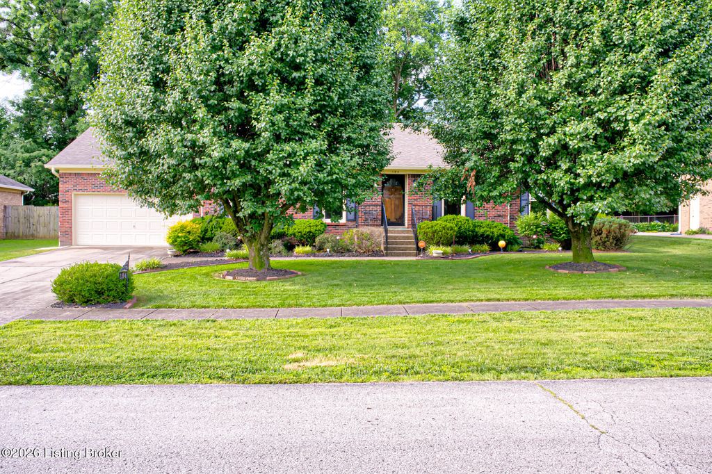 Photo of 194 Circle Valley Dr, Louisville, KY 40229 (MLS # 1719191)