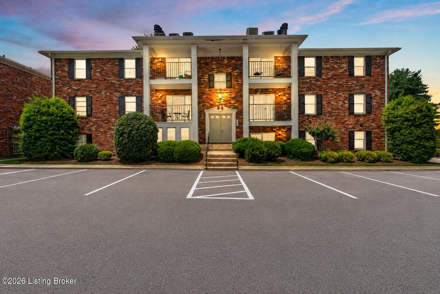 Photo 1 of 36 — 3307 Colonial Manor Cir UNIT 6B, Louisville, KY 40218