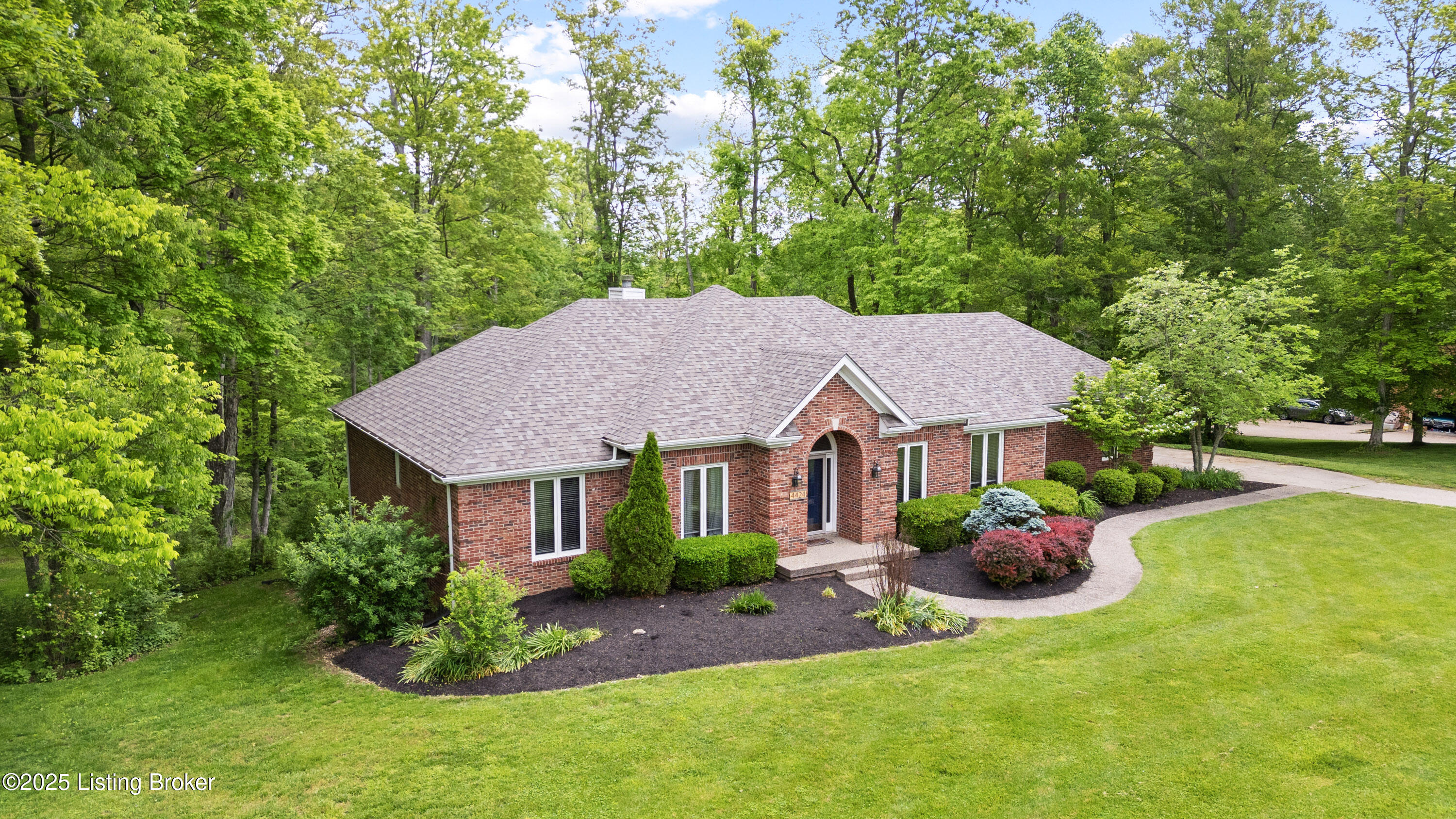 4424 Grand Cir, Crestwood, Pennsylvania image 2
