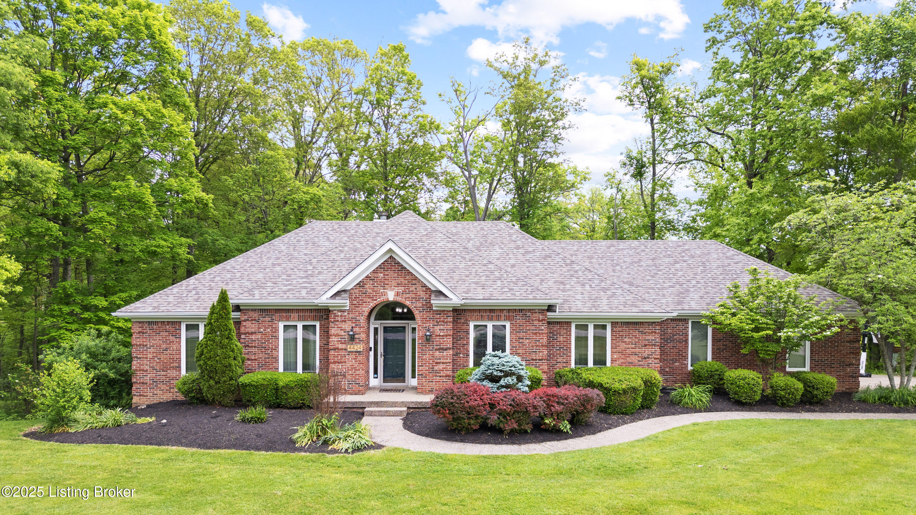 4424 Grand Cir, Crestwood, Pennsylvania image 1