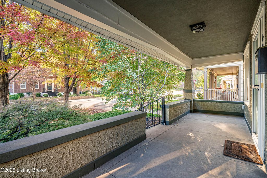 Photo of 422 Wallace Ave, Louisville, KY 40207 (MLS # 1705979)