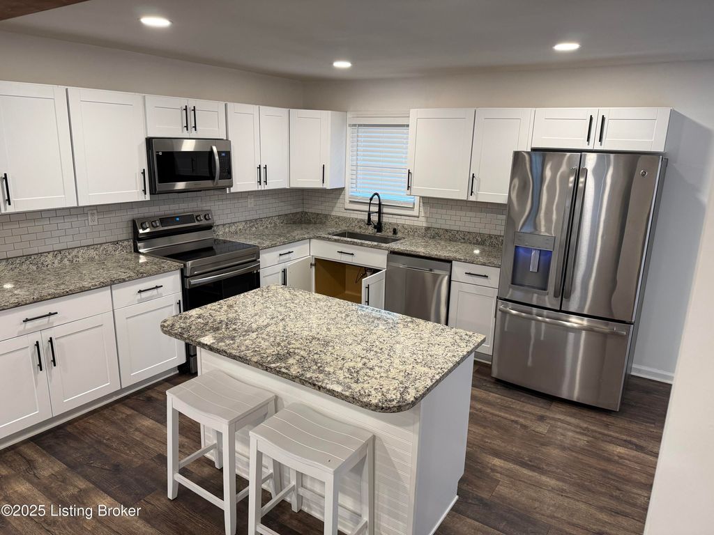 Photo of 3503 Dorset Rd, Louisville, KY 40214 (MLS # 1705433)