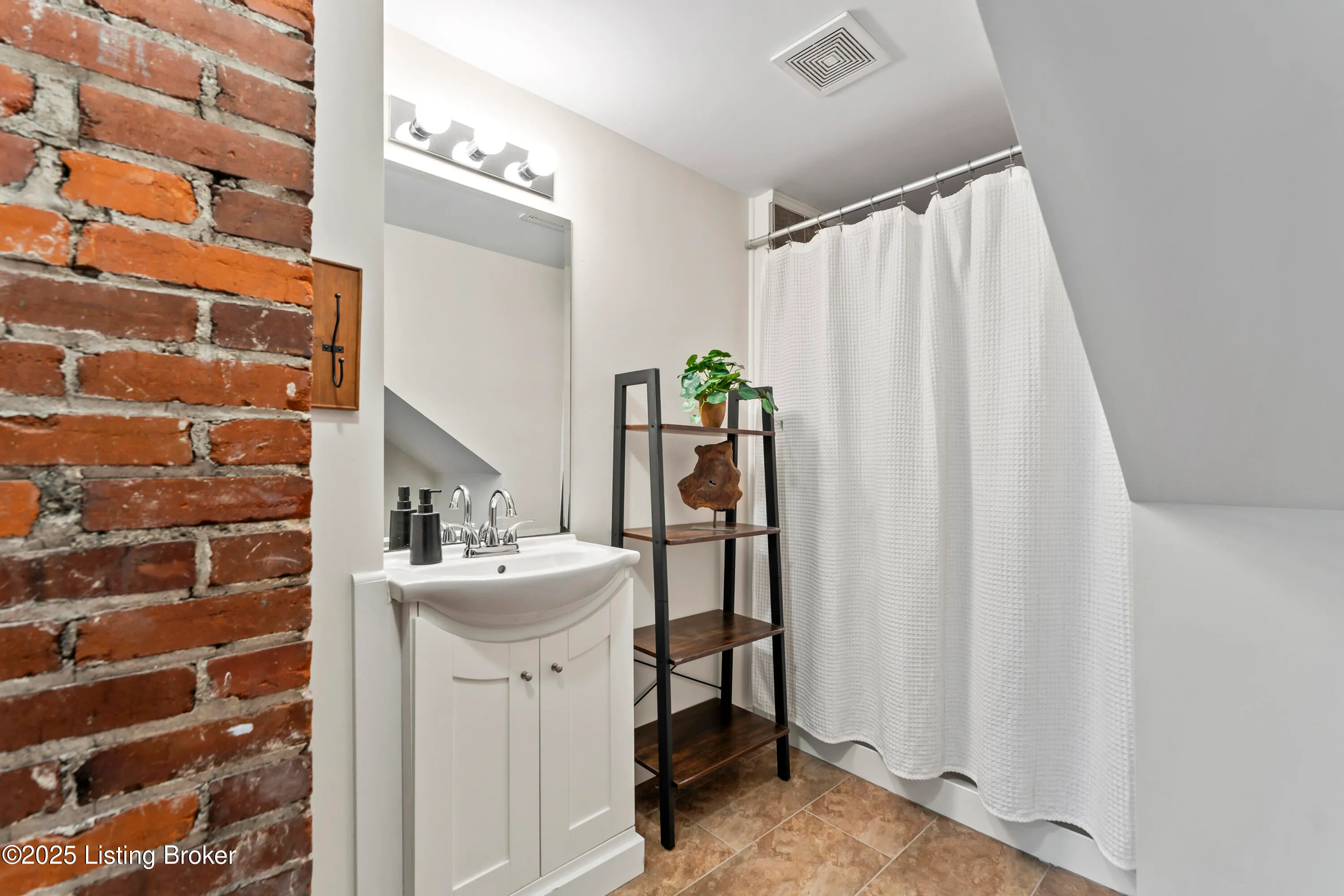Louisville, Kentucky 40205, United States, 4 Bedrooms Bedrooms, ,4 BathroomsBathrooms,Residential,Active,123238