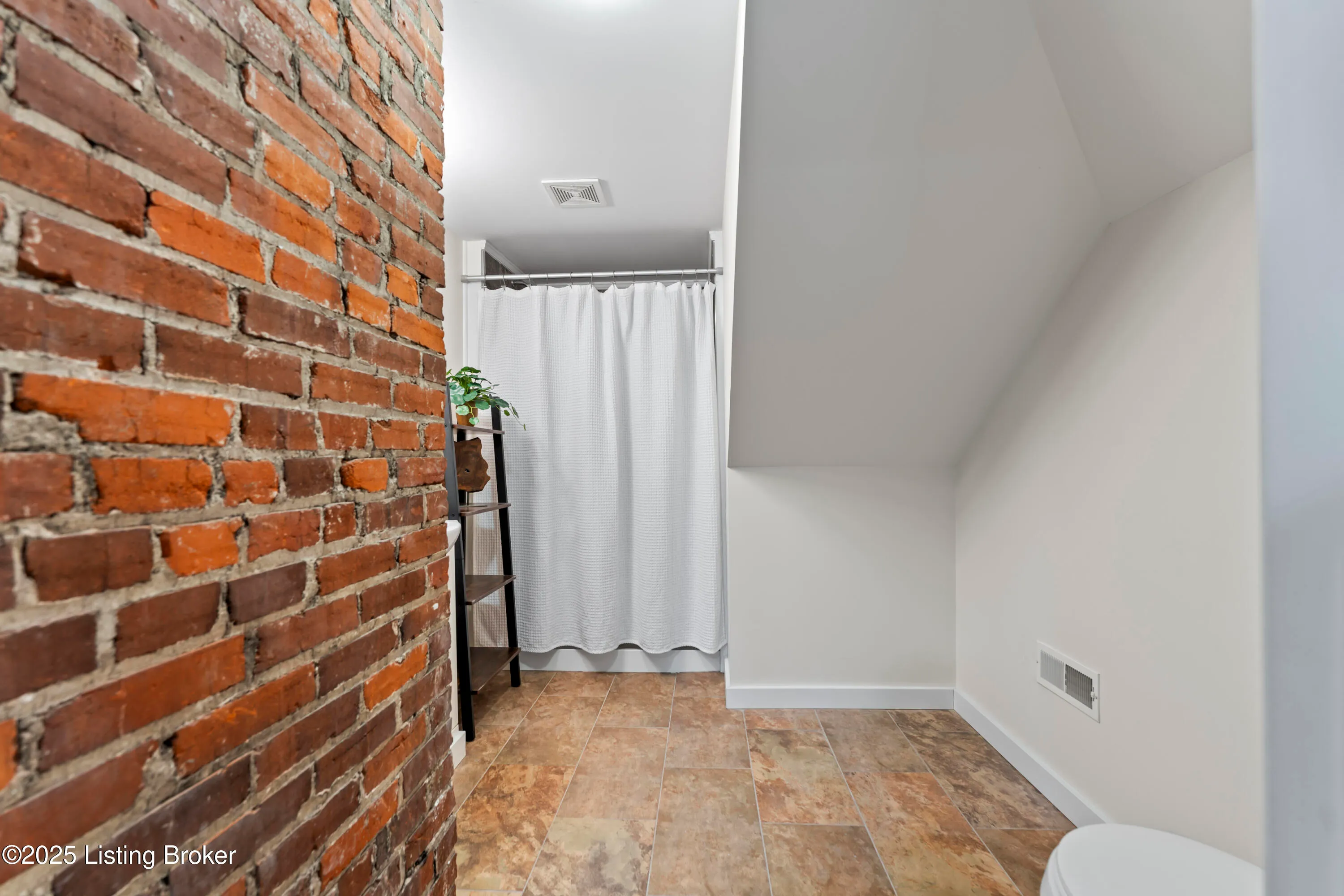 Louisville, Kentucky 40205, United States, 4 Bedrooms Bedrooms, ,4 BathroomsBathrooms,Residential,Active,123238