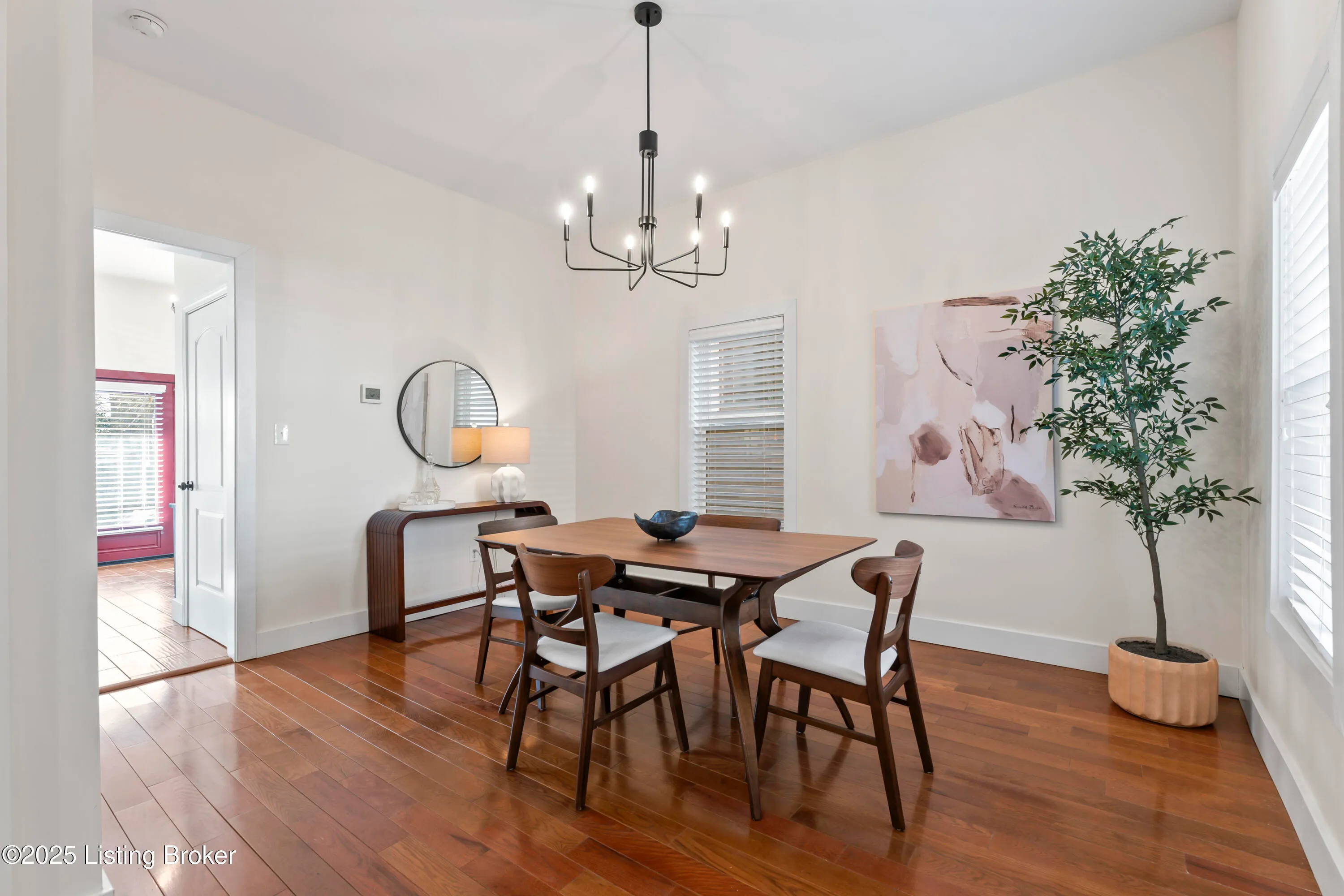 Louisville, Kentucky 40205, United States, 4 Bedrooms Bedrooms, ,4 BathroomsBathrooms,Residential,Active,123238