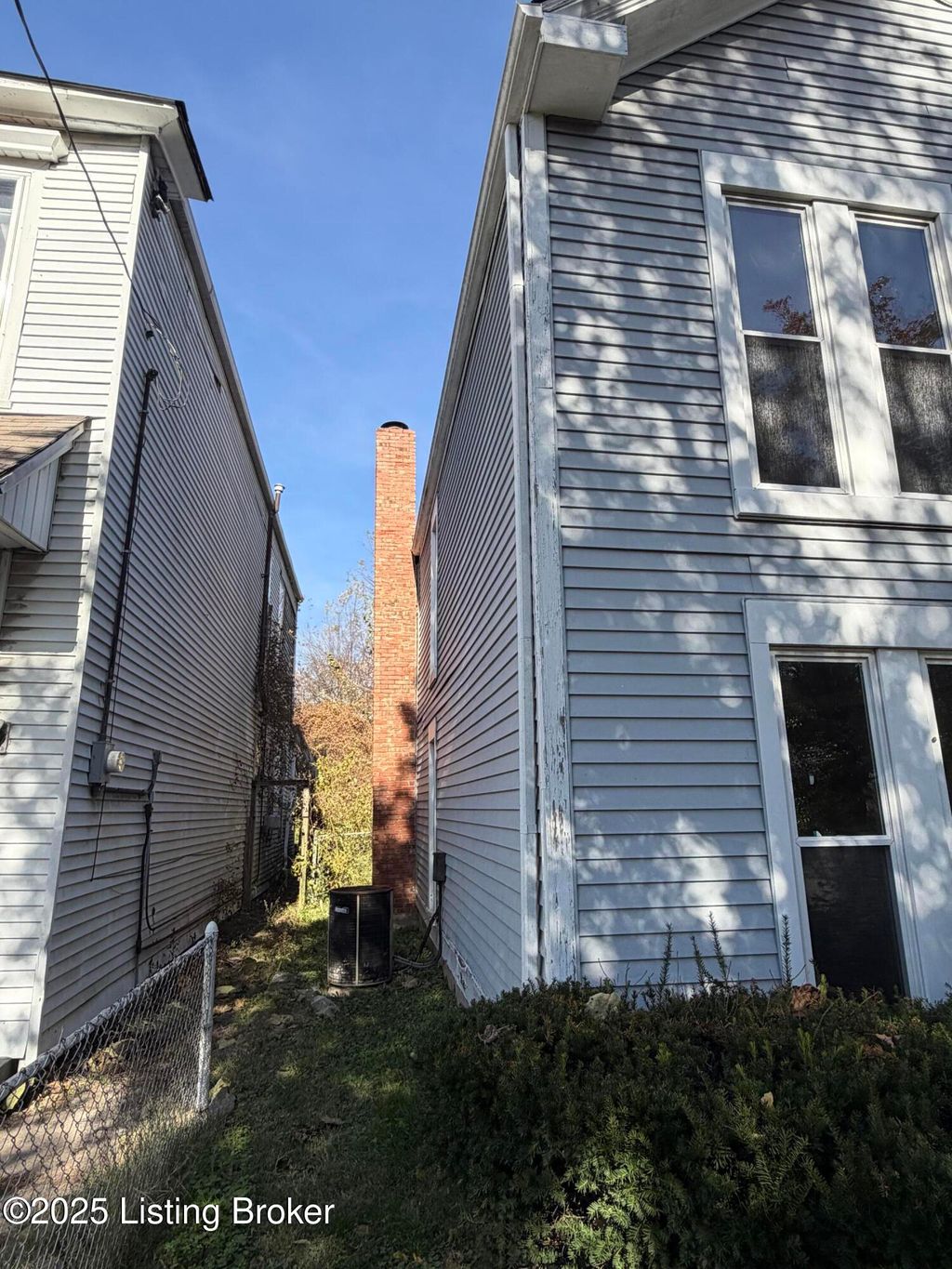 Photo of 2411 W Chestnut St, Louisville, KY 40211 (MLS # 1705208)