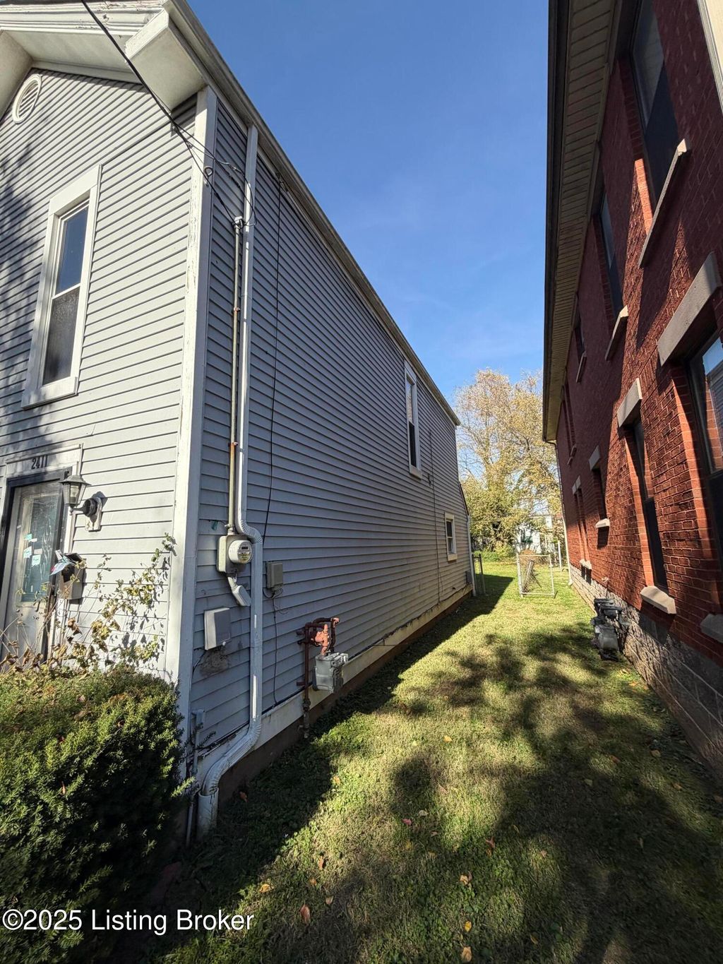 Photo of 2411 W Chestnut St, Louisville, KY 40211 (MLS # 1705208)