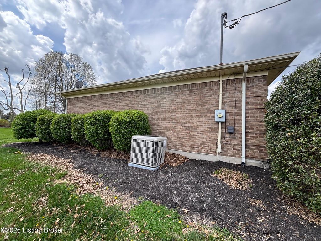 Photo of 3612 Burkland Blvd, Shepherdsville, KY 40165 (MLS # 1713500)