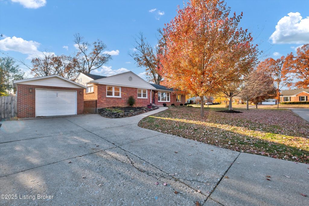 Photo of 316 Short Rd, Louisville, KY 40207 (MLS # 1709614)