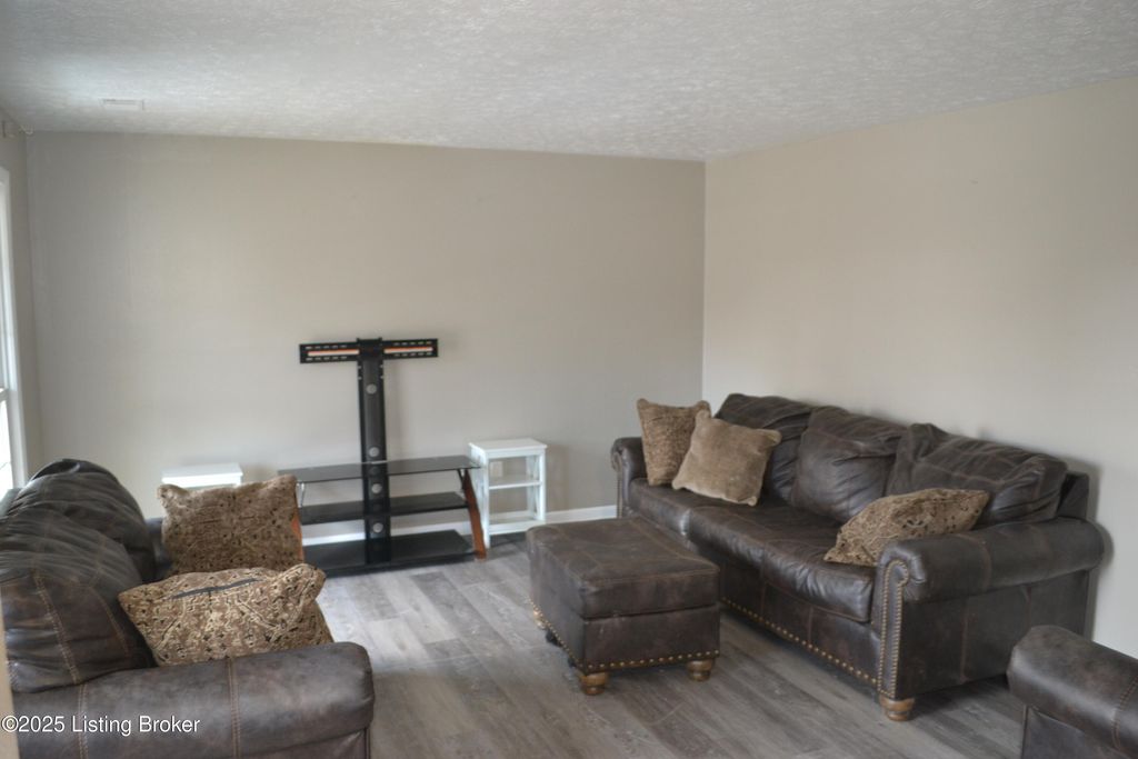 Photo of 1218 Constitution Dr, Louisville, KY 40214 (MLS # 1705127)