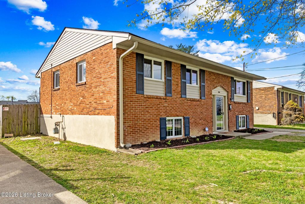 Photo of 3316 E Indian Trail, Louisville, KY 40213 (MLS # 1713280)