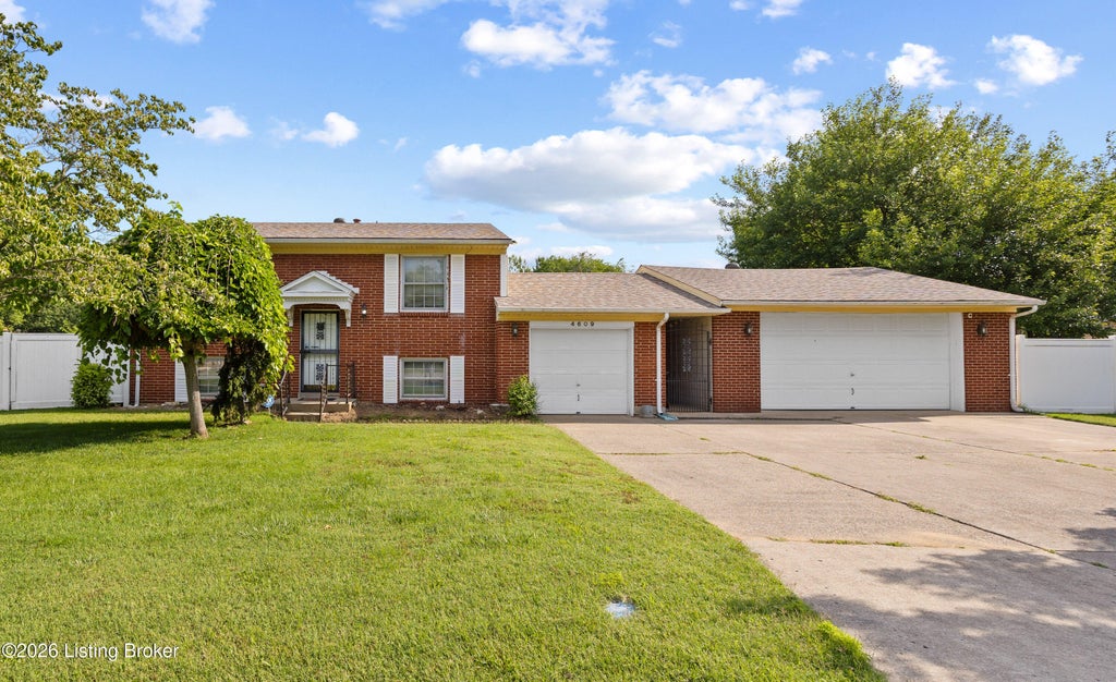 Photo of 4609 Linger Ct, Louisville, KY 40272 (MLS # 1723306)