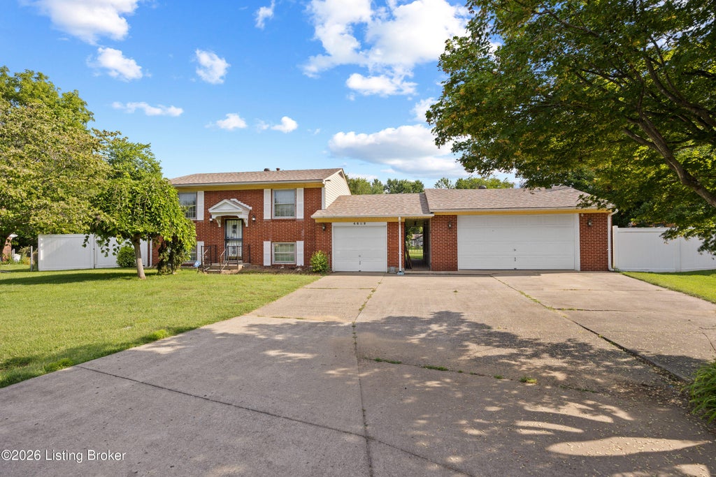 Photo of 4609 Linger Ct, Louisville, KY 40272 (MLS # 1723306)