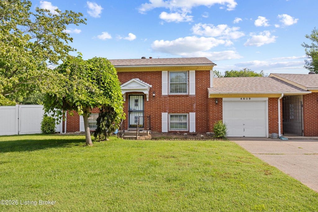 Photo of 4609 Linger Ct, Louisville, KY 40272 (MLS # 1723306)