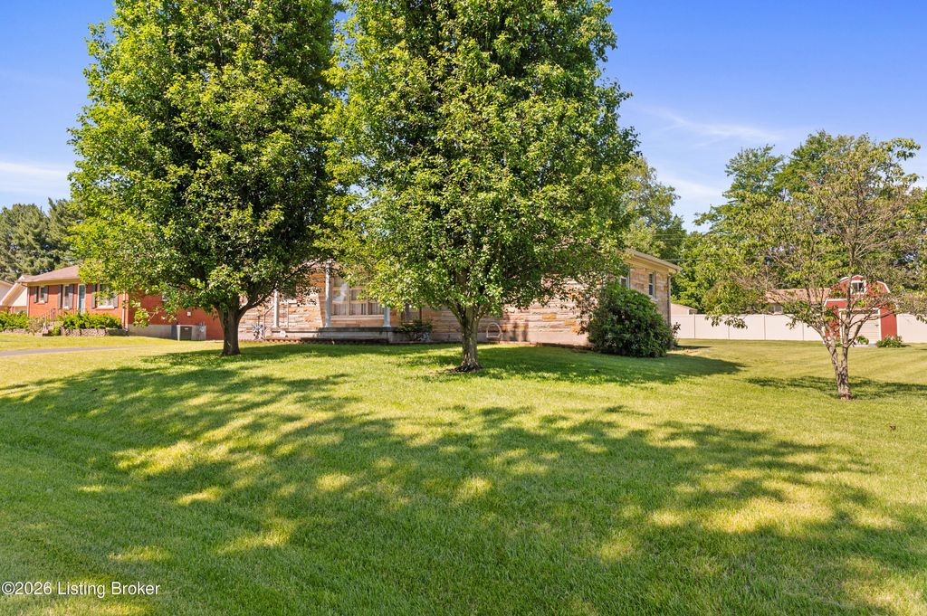 Photo of 4902 Kay Ave, Jeffersontown, KY 40299 (MLS # 1717803)