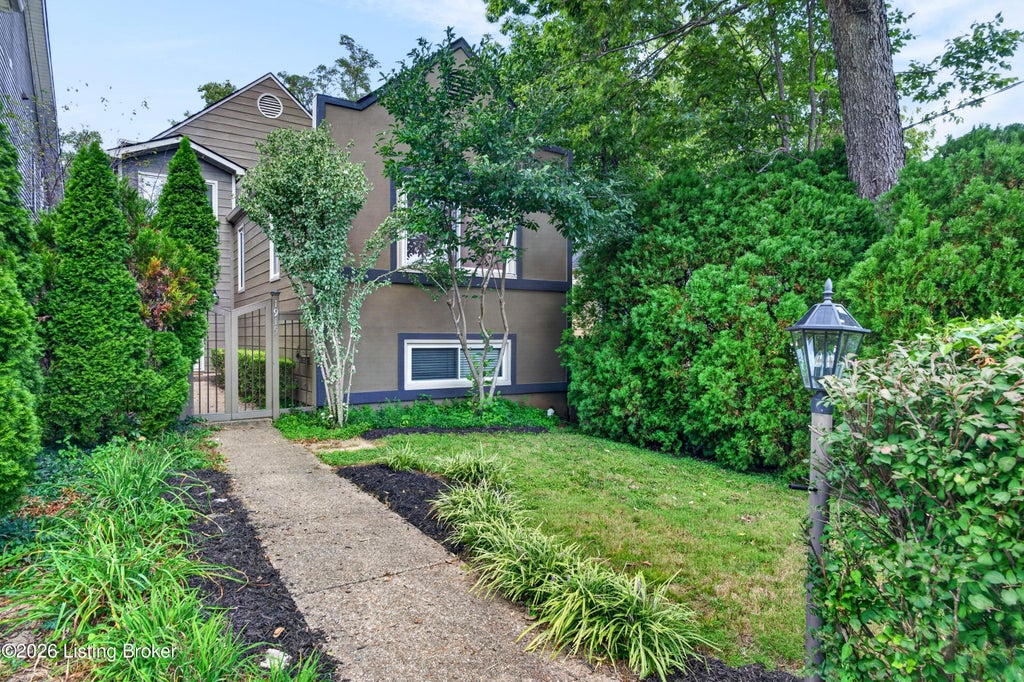 Photo of 1915 Overlook Terrace, Louisville, KY 40205 (MLS # 1728203)
