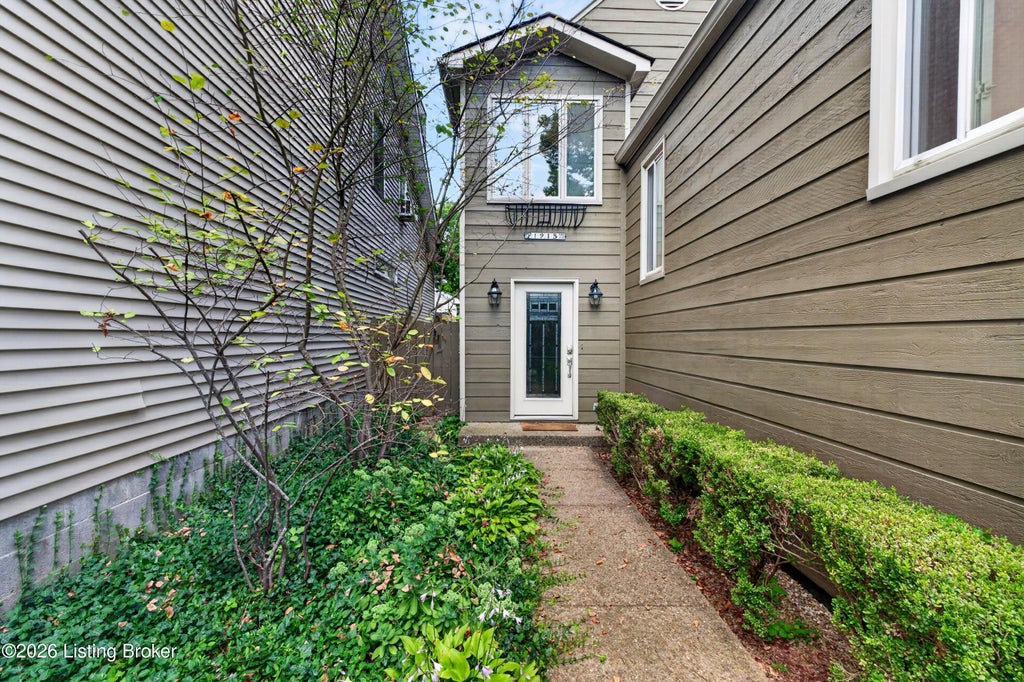 Photo of 1915 Overlook Terrace, Louisville, KY 40205 (MLS # 1728203)