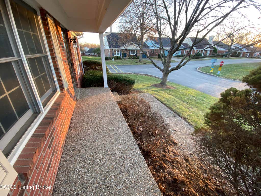 Photo of 8600 Tannen Dr, Louisville, KY 40242 (MLS # 1726092)