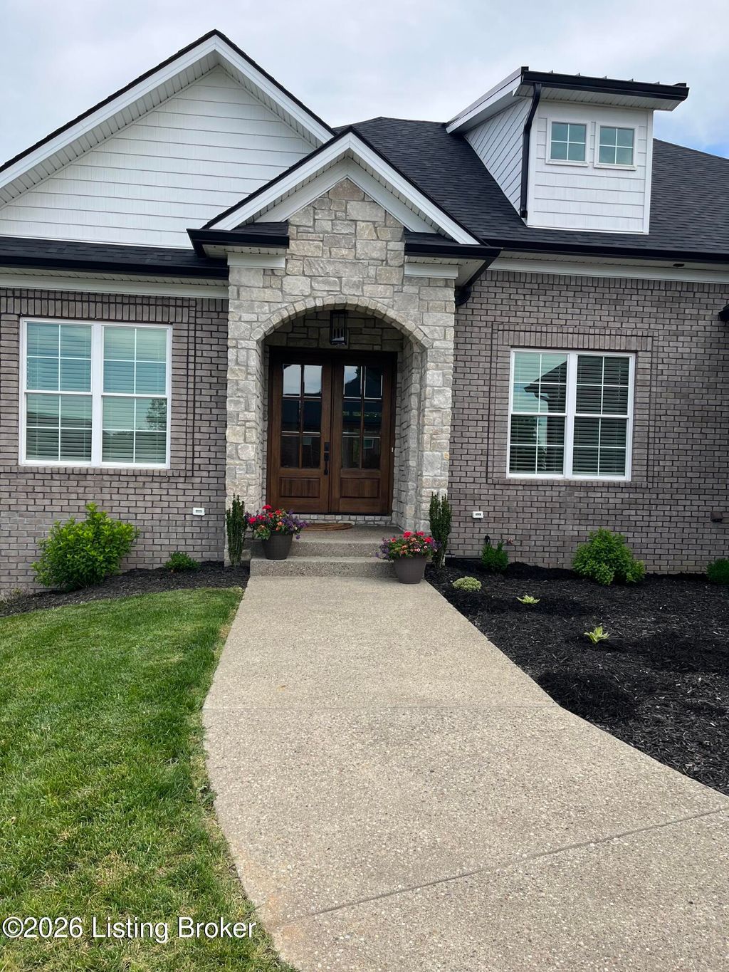 Photo of 212 Cherokee Dr, Shelbyville, KY 40065 (MLS # 1718997)