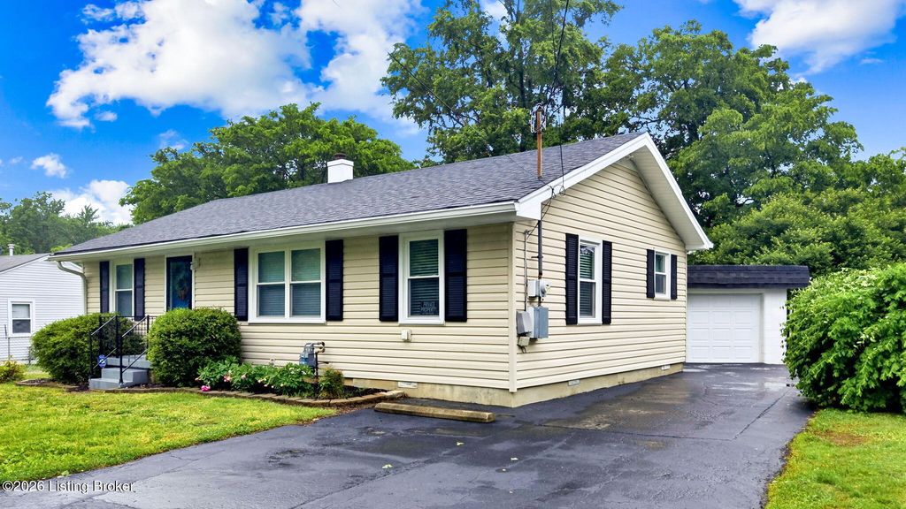 Photo of 6413 Bethany Ln, Louisville, KY 40272 (MLS # 1716157)