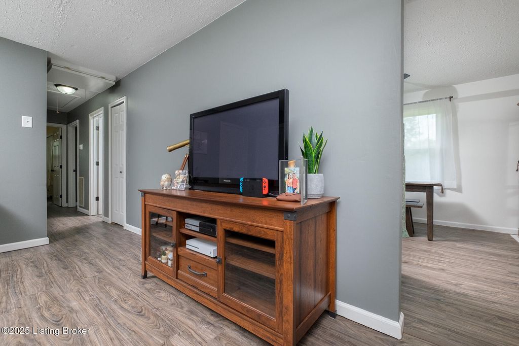 Photo of 1008 E Mailback Way, Crestwood, KY 40014 (MLS # 1702617)