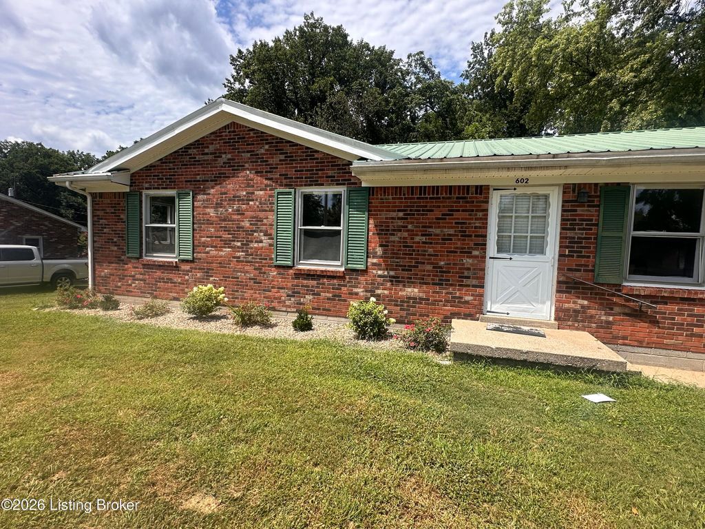 Photo of 602 W Broadway St, Bardstown, KY 40004 (MLS # 1712877)