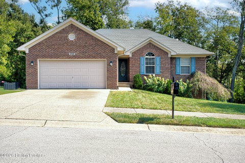 Photo of 2105 Two Springs Dr, Shelbyville, KY 40065 (MLS # 1729718)