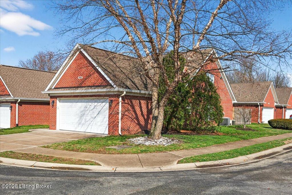 Photo of 3925 Hillcross Dr, Louisville, KY 40229 (MLS # 1709687)