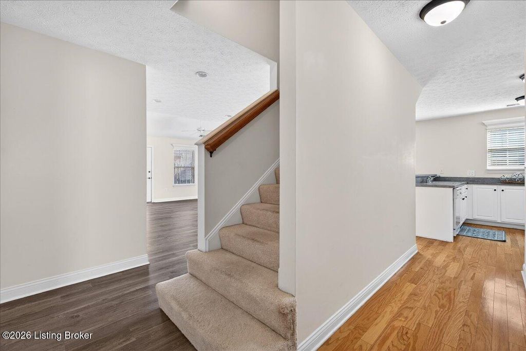 Photo of 3925 Hillcross Dr, Louisville, KY 40229 (MLS # 1709687)