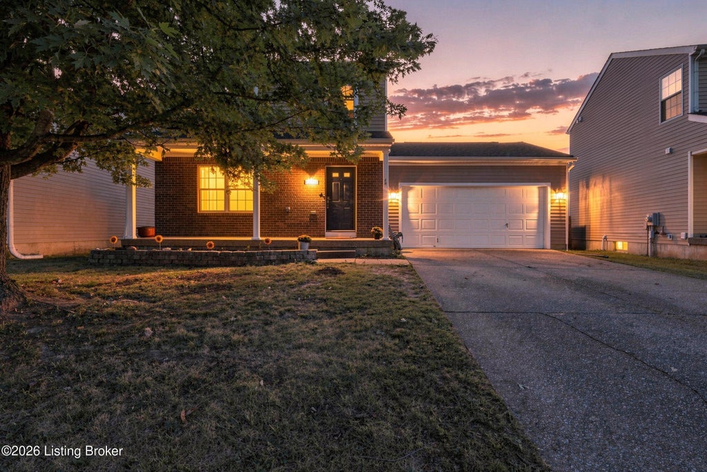 Photo of 10323 Arbor Oak Dr, Louisville, KY 40229 (MLS # 1732760)