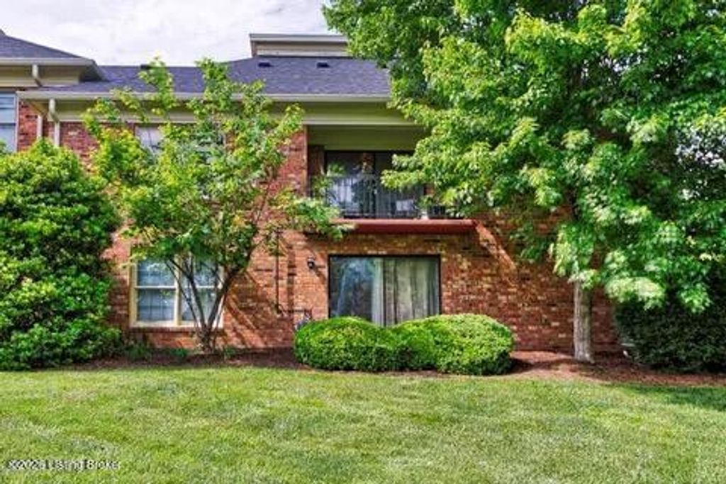 Photo of 1112 Chamberlain Hill Rd, Louisville, KY 40207 (MLS # 1720373)
