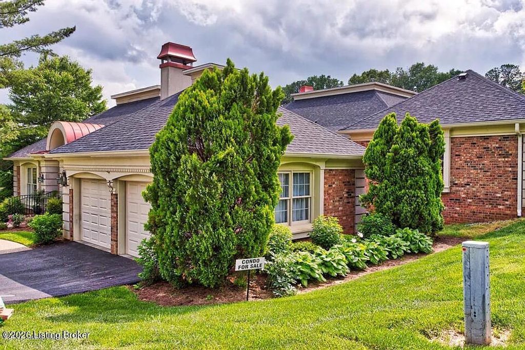 Photo of 1112 Chamberlain Hill Rd, Louisville, KY 40207 (MLS # 1720373)