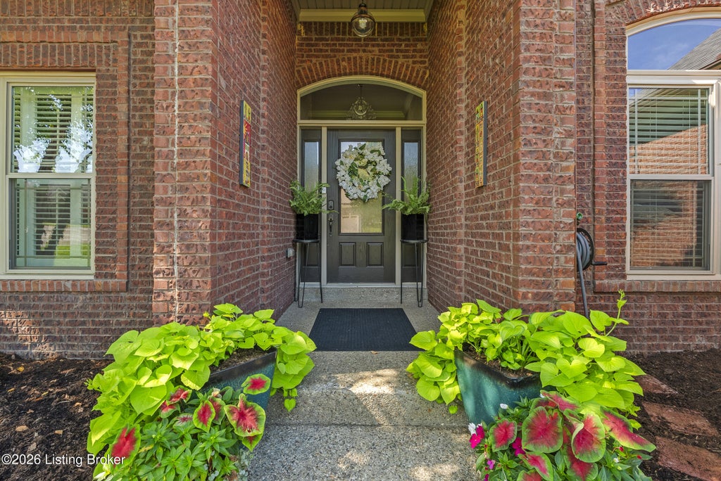 Photo of 620 Davenport Dr, Louisville, KY 40245 (MLS # 1728621)