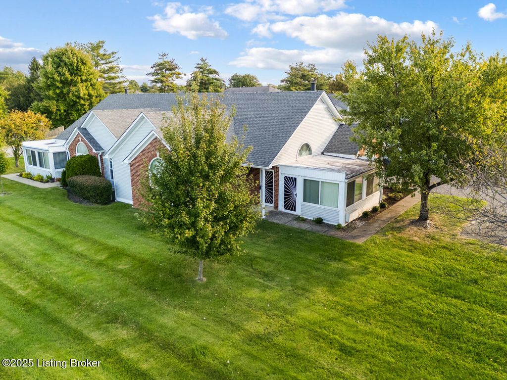 Photo of 3806 Village Green Dr, Louisville, KY 40299 (MLS # 1701975)