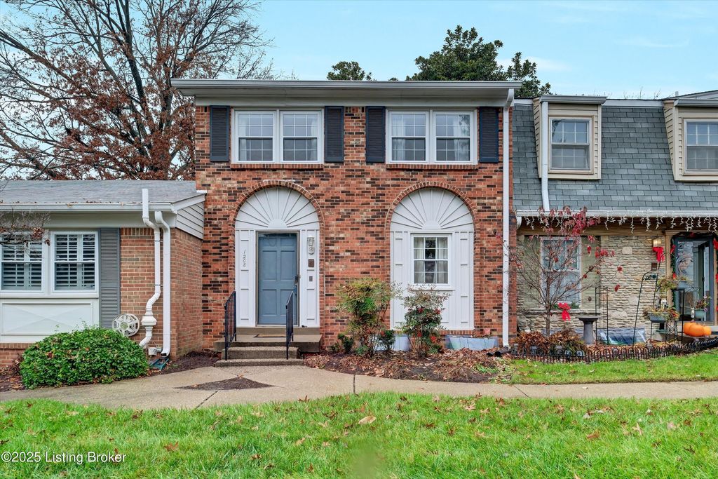 Photo of 1208 Dalmally Ct, Louisville, KY 40222 (MLS # 1704711)