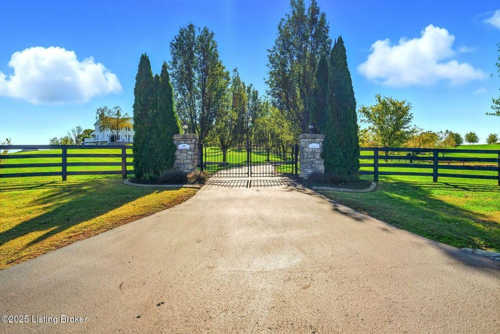 Photo of 400 Todd Dr, Simpsonville, KY 40067 (MLS # 1701632)