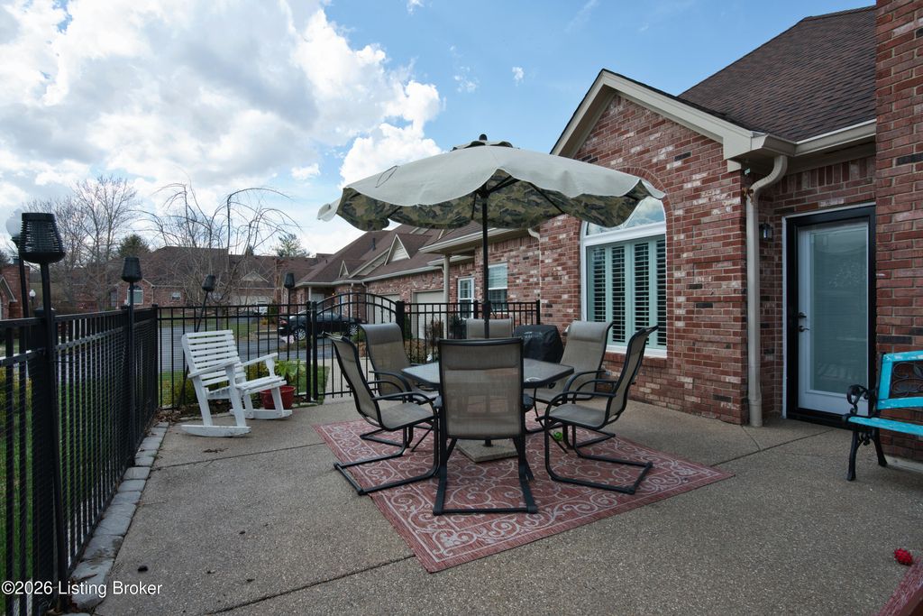 Photo of 10111 Sea Pines Ct, Louisville, KY 40291 (MLS # 1710822)