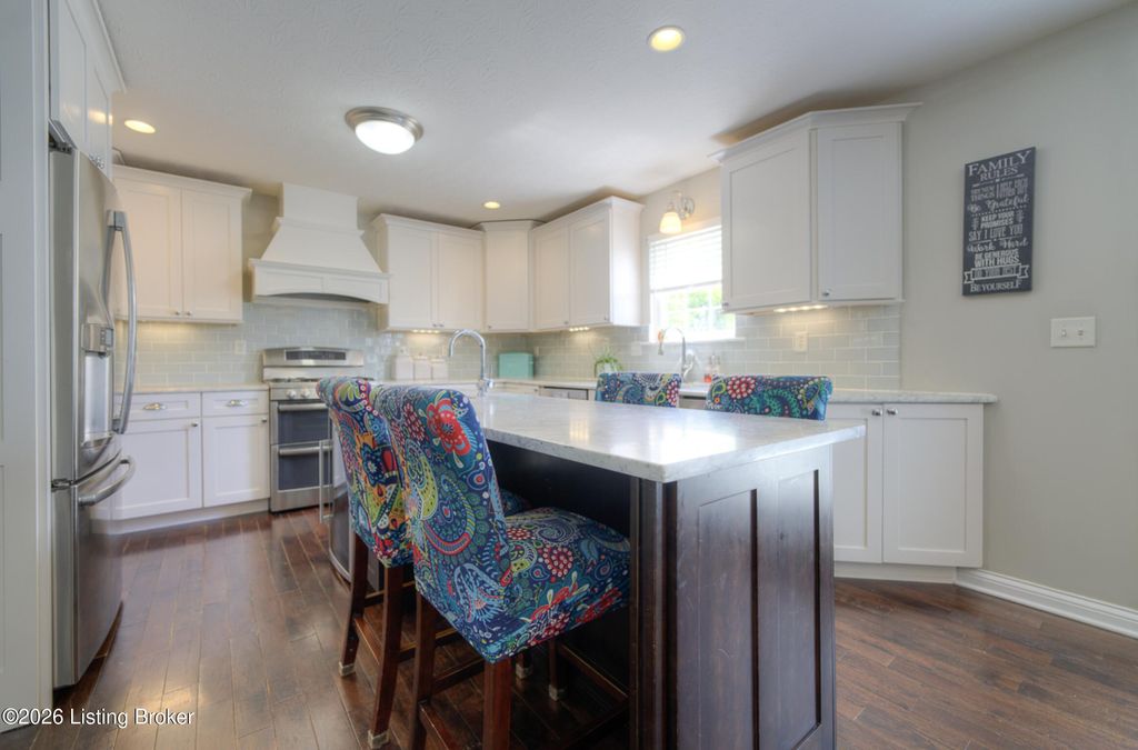 Photo of 2109 OAKFORD Ct, La Grange, KY 40031 (MLS # 1715132)