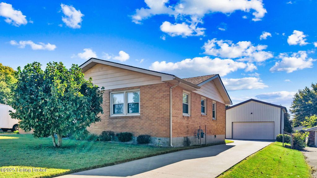 Photo of 405 Riverview Ln, Shepherdsville, KY 40165 (MLS # 1701195)