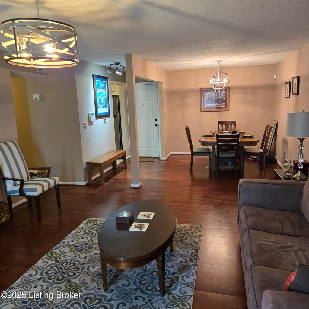 Photo of 706 La Fontenay Ct, Louisville, KY 40223 (MLS # 1700518)