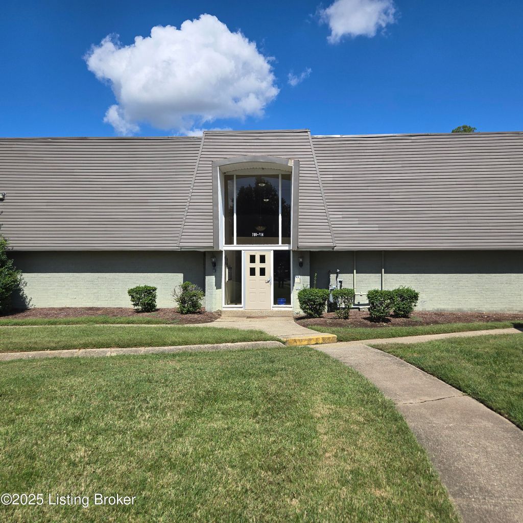 Photo of 706 La Fontenay Ct, Louisville, KY 40223 (MLS # 1700518)