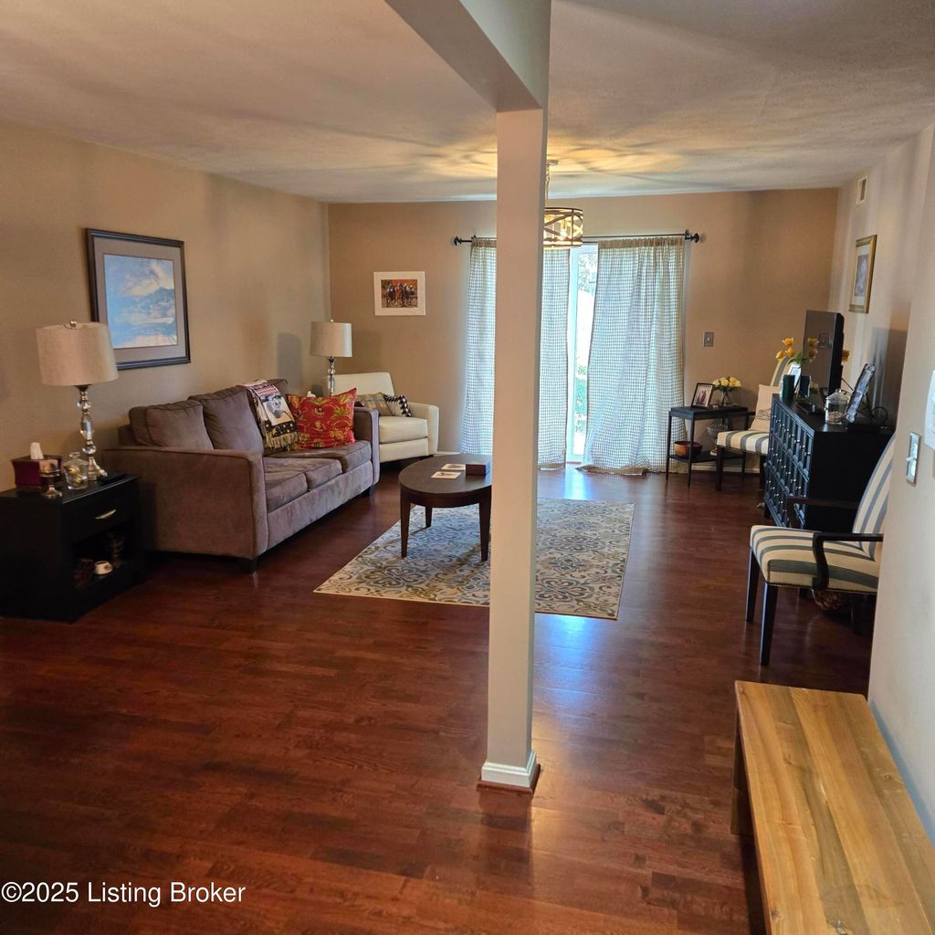 Photo of 706 La Fontenay Ct, Louisville, KY 40223 (MLS # 1700518)