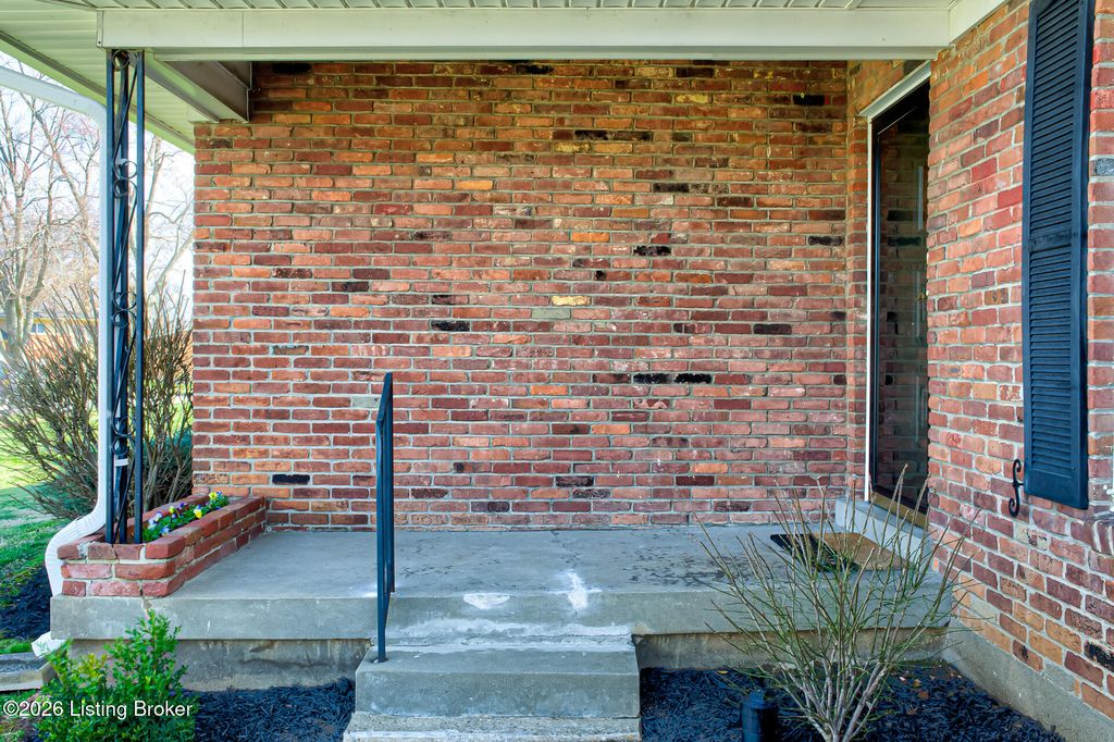 Photo of 3702 Mamaroneck Rd, Louisville, KY 40218 (MLS # 1711089)