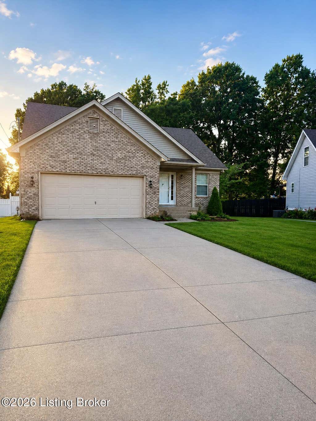 Photo of 3819 Melda Ln, Louisville, KY 40219 (MLS # 1722368)