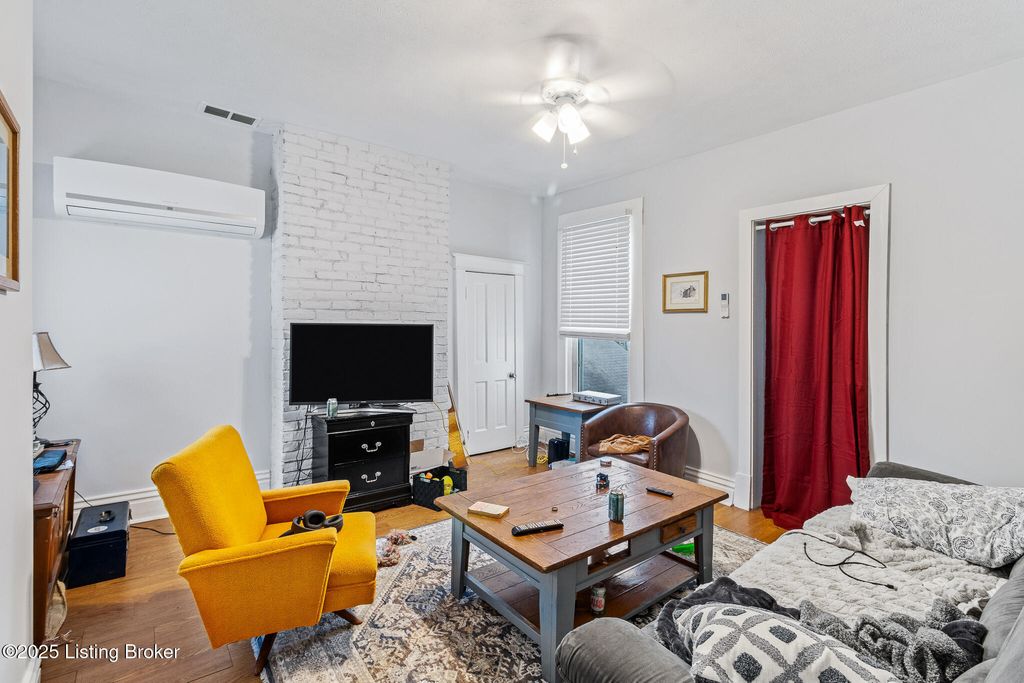 Photo of 704 E Oak St, Louisville, KY 40203 (MLS # 1713481)