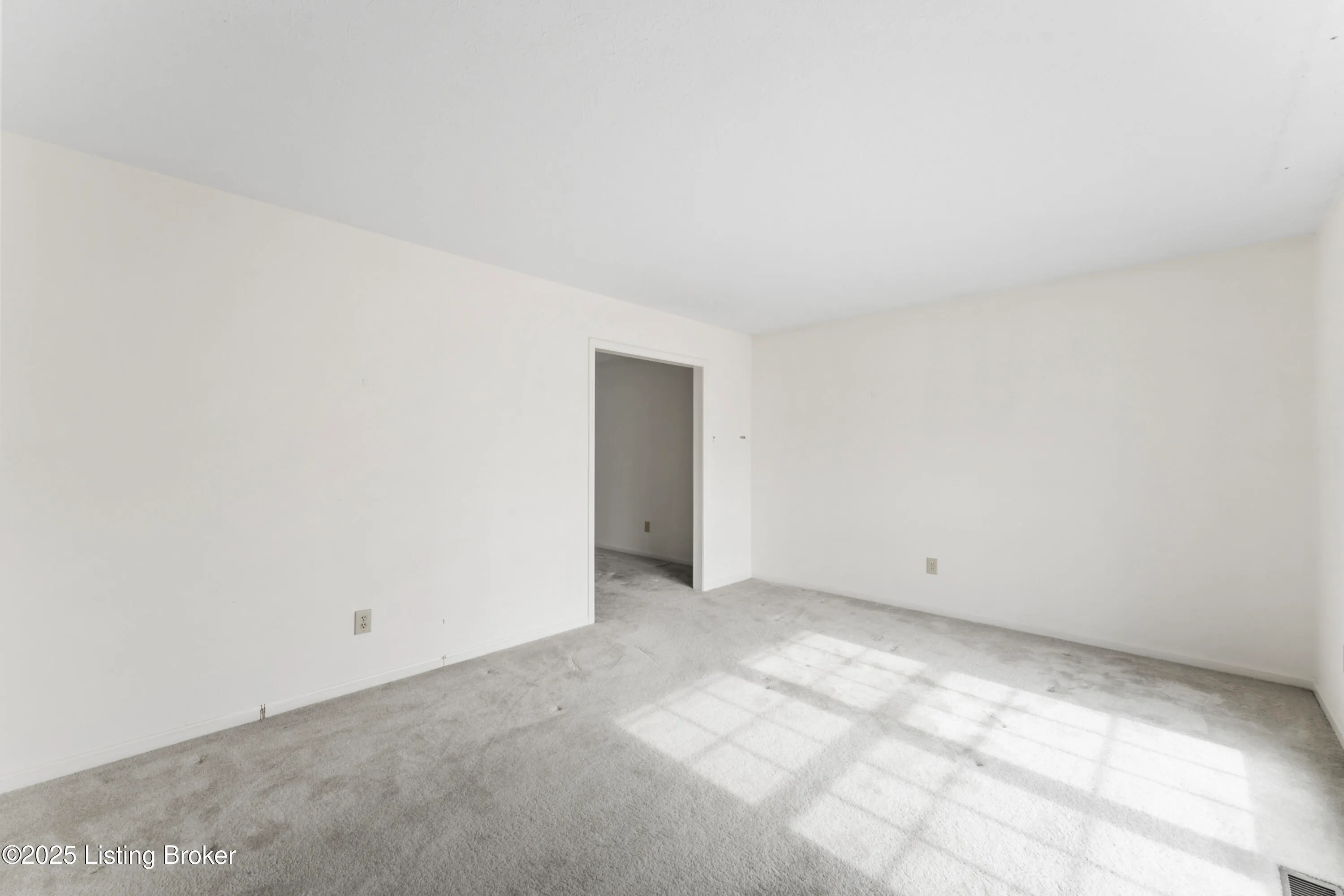 Louisville, Kentucky 40218, United States, 3 Bedrooms Bedrooms, ,2 BathroomsBathrooms,Residential,Pending,113905